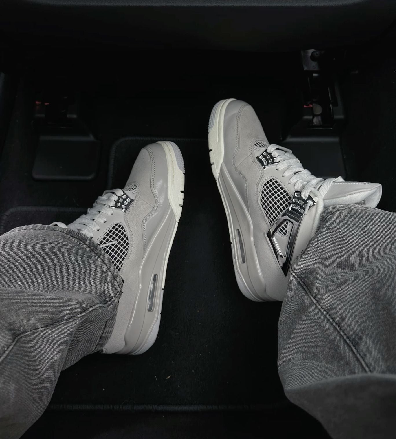 JORDAN 4 FROZEN MOMENTS
