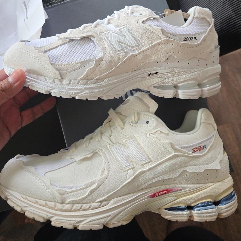 NEW BALANCE 2002R